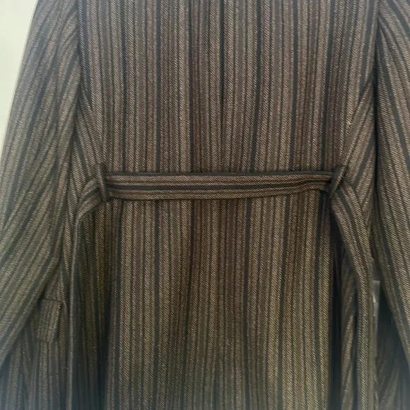 AKRIS size 12 US. Cashmere Jacket with belt and 3 button closure.